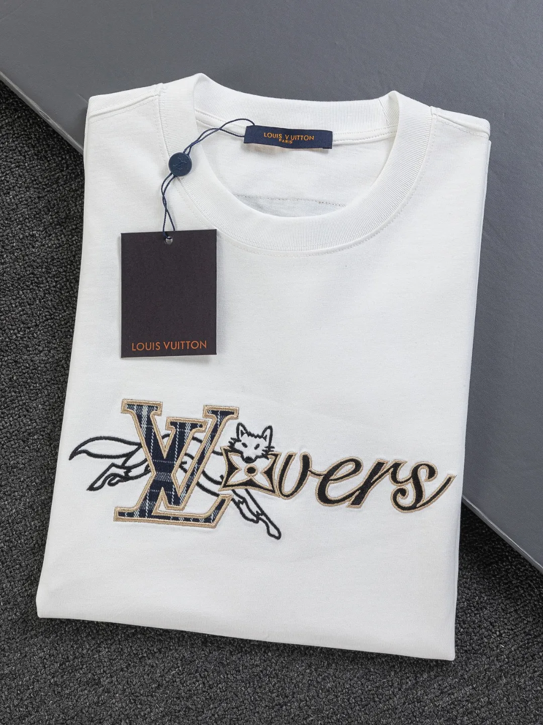 🅿️190 Louis Vuitton Louis Vuitton 1V LV LV slightly wide version S-XL LV 26ss new products are available at counters simultaneously. Multiple craftsmanship. Embroidery of civet 🦊 letters on the chest. Round neck short-sleeved T-shirt, same style for men and women! Consigned to one-to-one creation. Synchronized with the official website, pure cotton fabrics at the counter! It is close to the skin and comfortable, durable and easy to wear. It has a classic and simple logo design and meticulous original craftsmanship. Short-sleeves, a must-have item for men, do not appear to be the same for the general public, but must be unique and eye-catching. This LV short-sleeve is all about quality, comfort, the same shape and fashion as always, including fabrics and cutting techniques. All of them have been made with great effort! 320 grams of washed pure cotton fabric, pure cotton is breathable, very refreshing and comfortable for daily wear. The rib knitting on the neckline is smooth and tight, and the neckline will not be skewed if you toss it at will. The loose version, you will find that it looks really good on the upper body. The overall is minimalist and neat, super versatile for daily use! Pair it casually with a pair of pants for a youthful look. A T-shirt will make your outfit crazy. It is a fashionable item that can never go wrong! Color: Black White Size: S-XL Size chart: S: Shoulder width 50-Bust 56-Length 70 M: Shoulder width 52-Bust 57-Length 72 L: Shoulder width 54-Bust 59-Length 74 XL: Shoulder width 56-Bust 62-Length 76